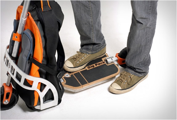 gustavo-brenck-scooter-backpack-4.jpg