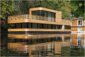 AMAZING HOUSEBOAT
