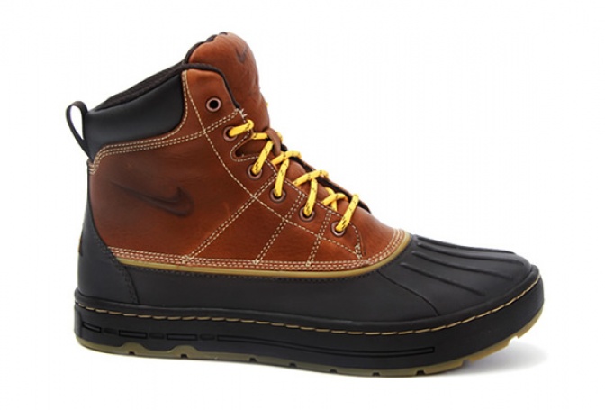 NIKE WOODSIDE HIKING BOOTS - Image