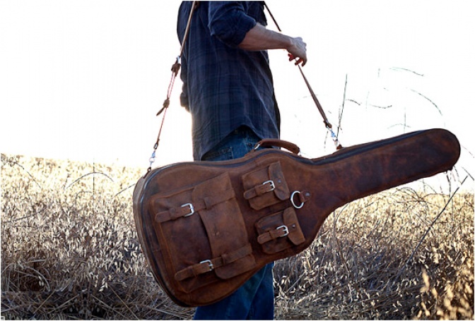 VINTAGE LEATHER GUITAR CASE - Image