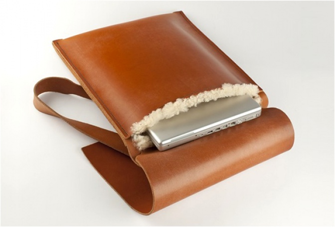 TAN LEATHER LAPTOP BAG WITH SHEEPSKIN LINING | BY DE BRUIR - Image