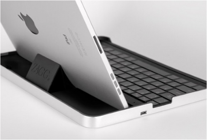 ZAGGMATE IPAD CASE AND KEYBOARD - Image