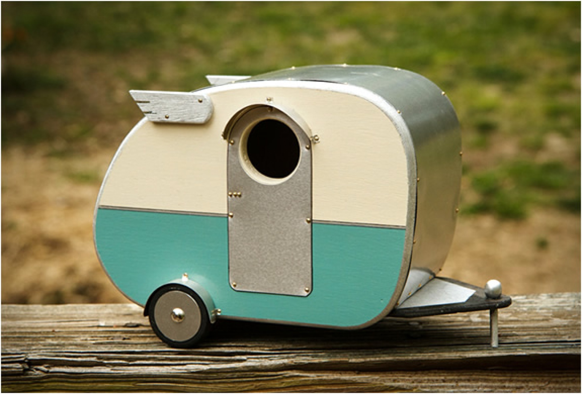 Vintage Camper Birdhouse | Image