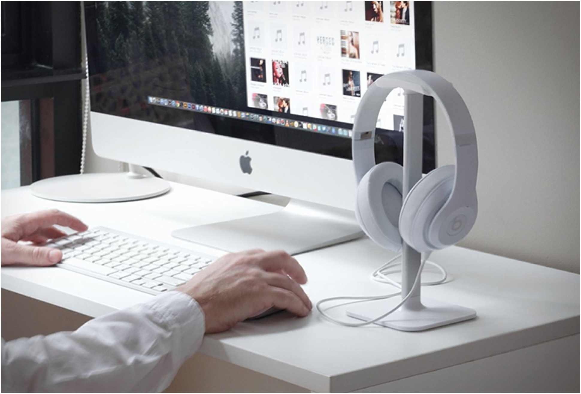 Posto Headphone Stand | By Bluelounge | Image