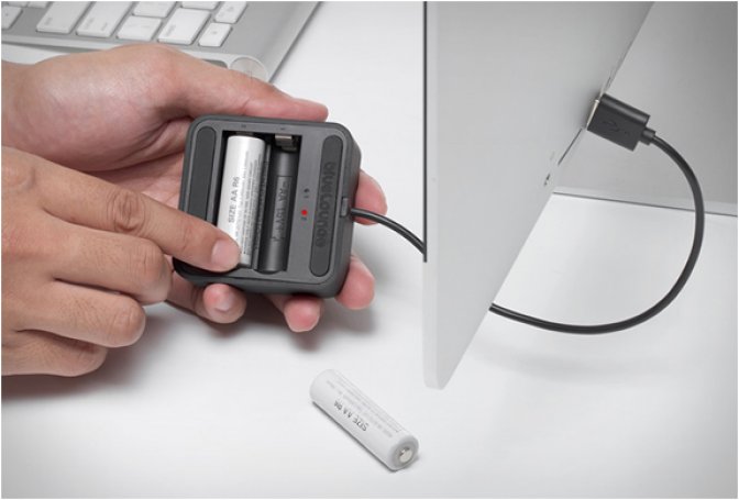 AADEN BATTERY CHARGER | BY BLUELOUNGE - Image