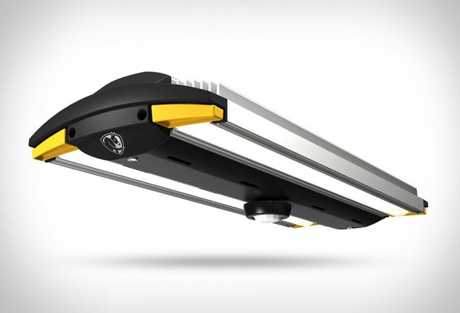 BIG ASS GARAGE LIGHT - Image