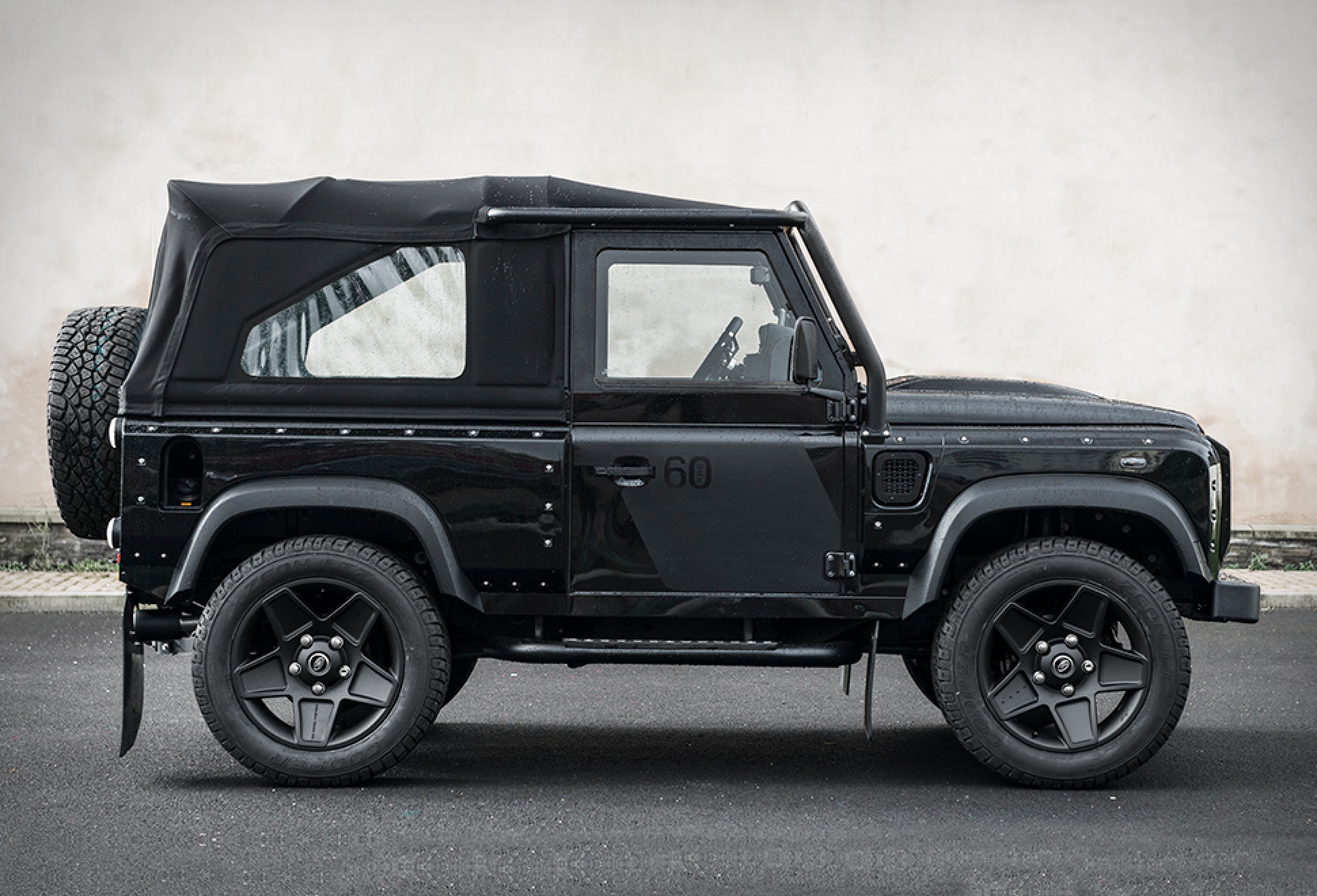 Kahn Defender SVX | Image