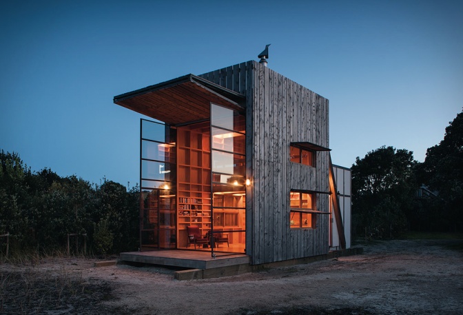 HUT ON SLEDS - Image