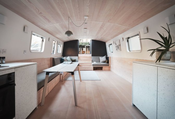 DUSKY PARAKEET HOUSEBOAT - Image