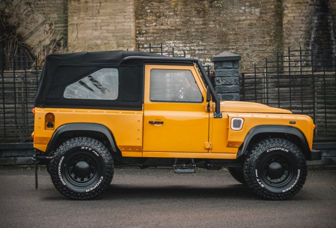 LAND ROVER DEFENDER FLYING HUNTSMAN - Image