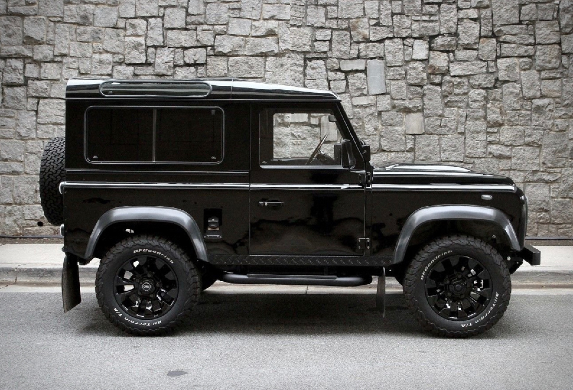 Blacked-Out Defender 90 | Image