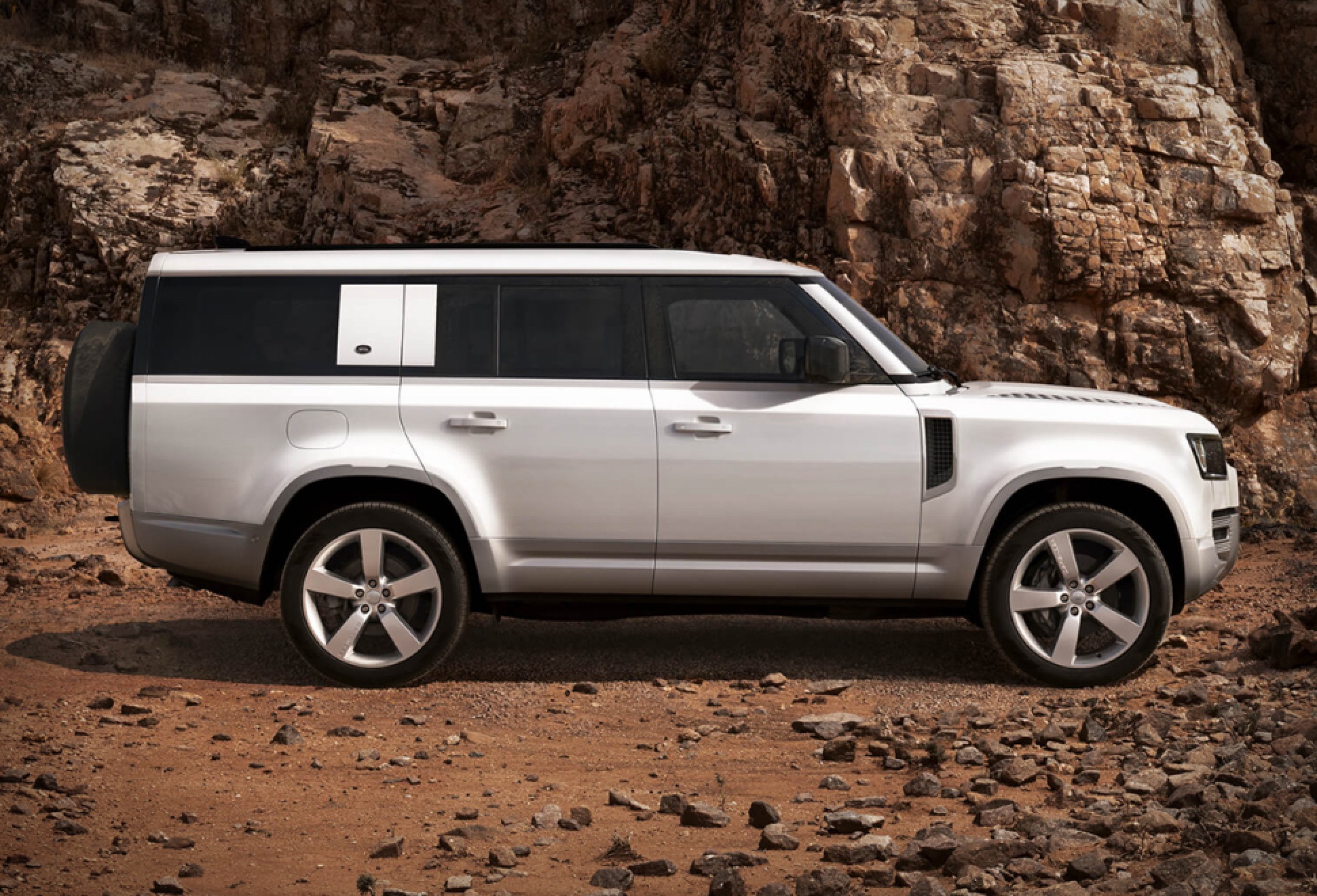 Land Rover Defender 130 | Image