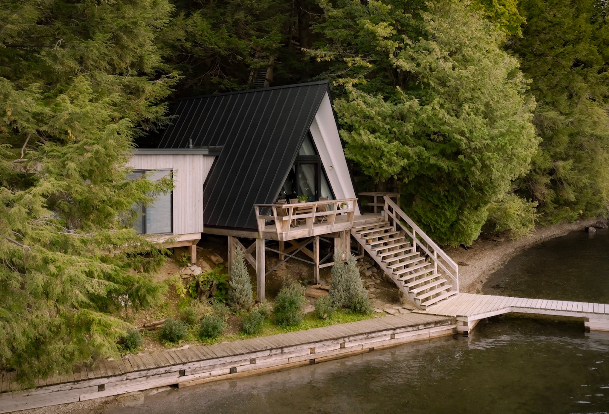 Quebec Lake Cottage | Image