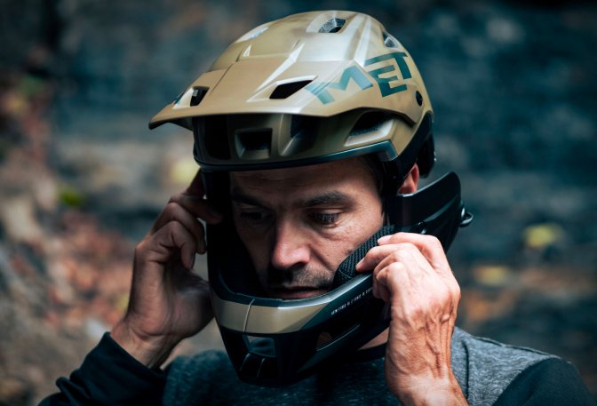 MET Parachute MCR MIPS Helmet - Image