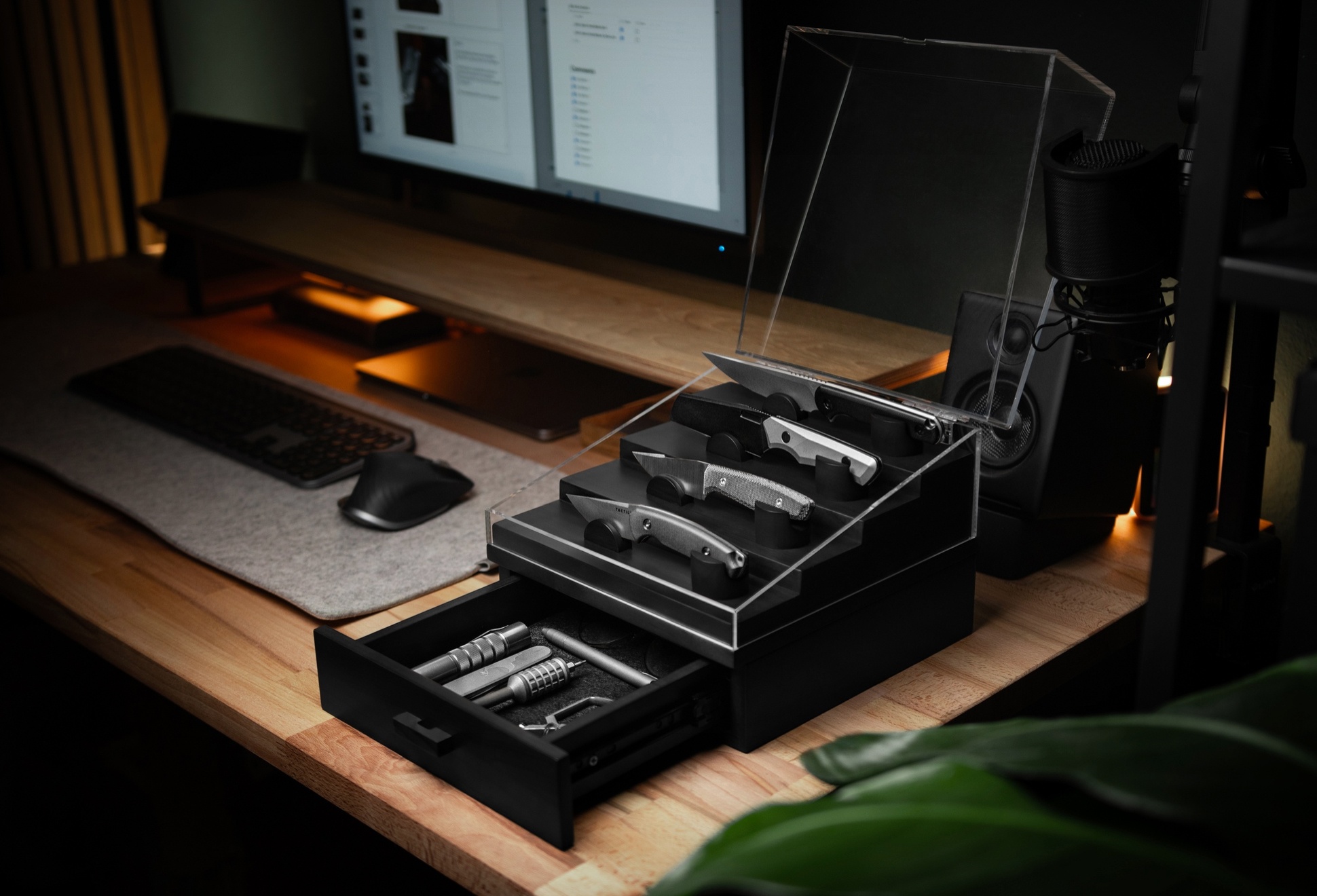Holme & Hadfield EDC Display Cases | Image
