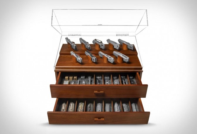 ARMADA KNIFE DISPLAY - Image