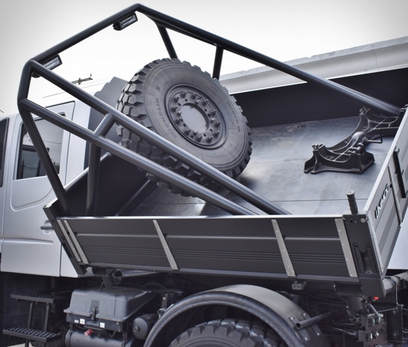 2004-mercedes-benz-unimog-u500-12.jpg