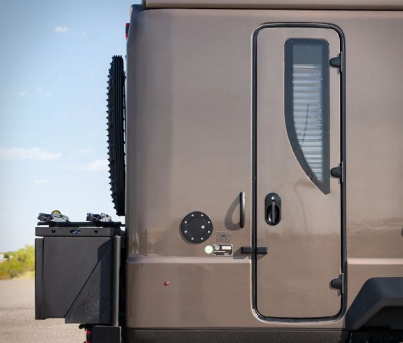2017-ford-f-550-earthroamer-10.jpg