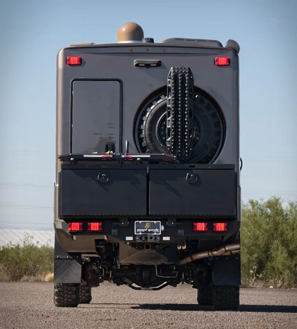 2017-ford-f-550-earthroamer-7.jpg