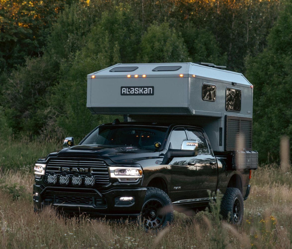 alaskan-hs-640-composite-pickup-camper-02-front-three-quarter-exterior-1174x1000.jpg | Image