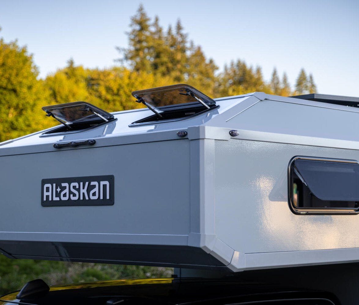 alaskan-hs-640-composite-pickup-camper-07-roof-windows-exterior-detail-1174x1000.jpg | Image