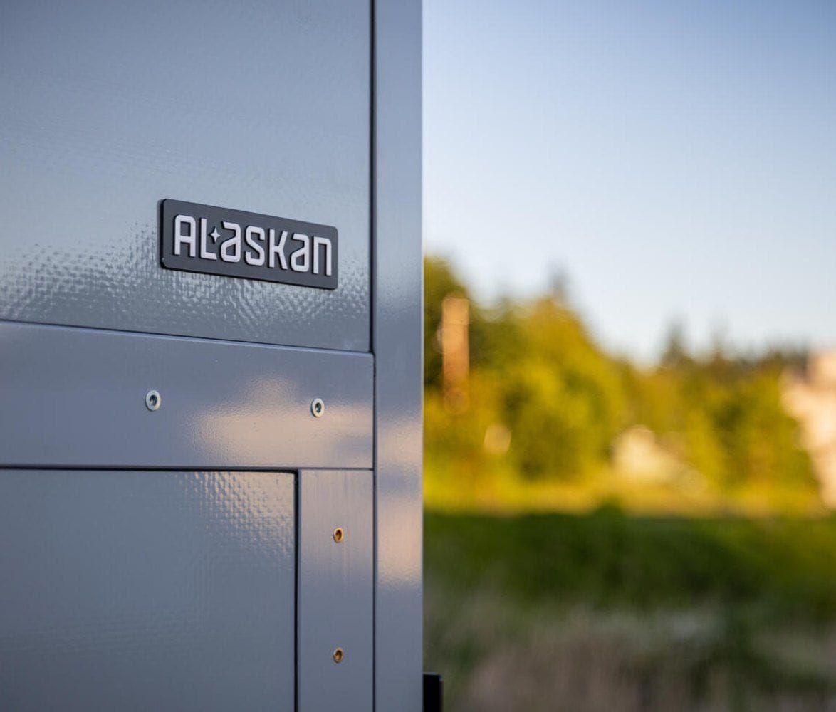 alaskan-hs-640-composite-pickup-camper-08-alaskan-badge-exterior-detail-1174x1000.jpg | Image