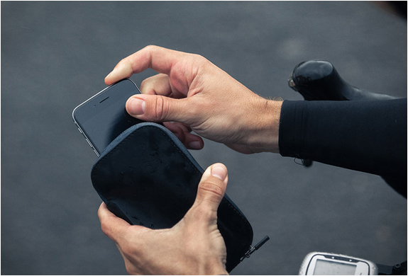 bellroy-elements-phone-pocket-5.jpg | Image