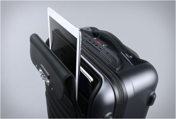 bluesmart-smart-carry-on-6.jpg