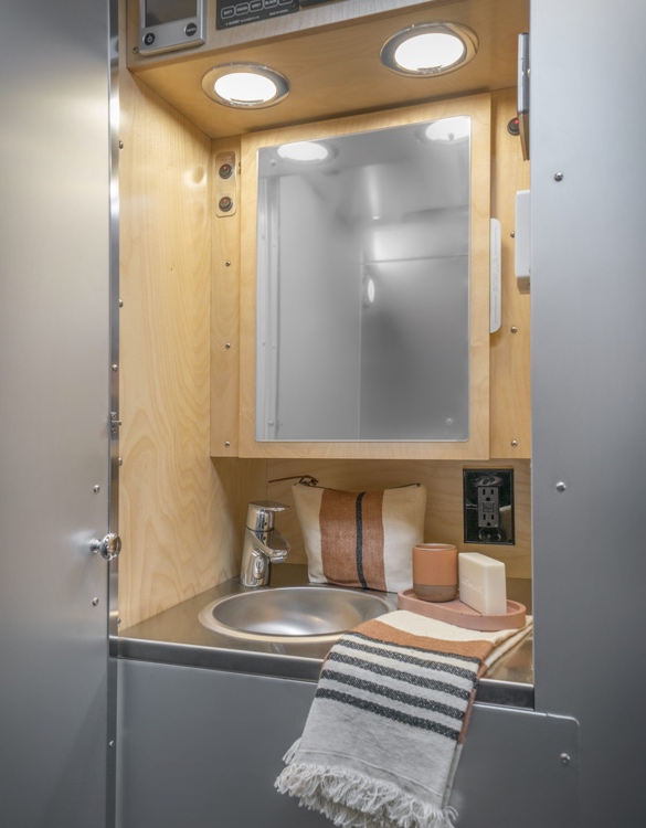 bowlus-volterra-electric-trailer-6.jpg