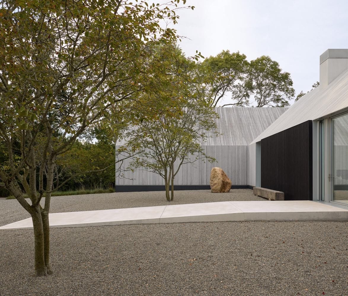 house-on-sag-harbor-11-courtyard-exterior-angle-1174x1000.jpg | Image