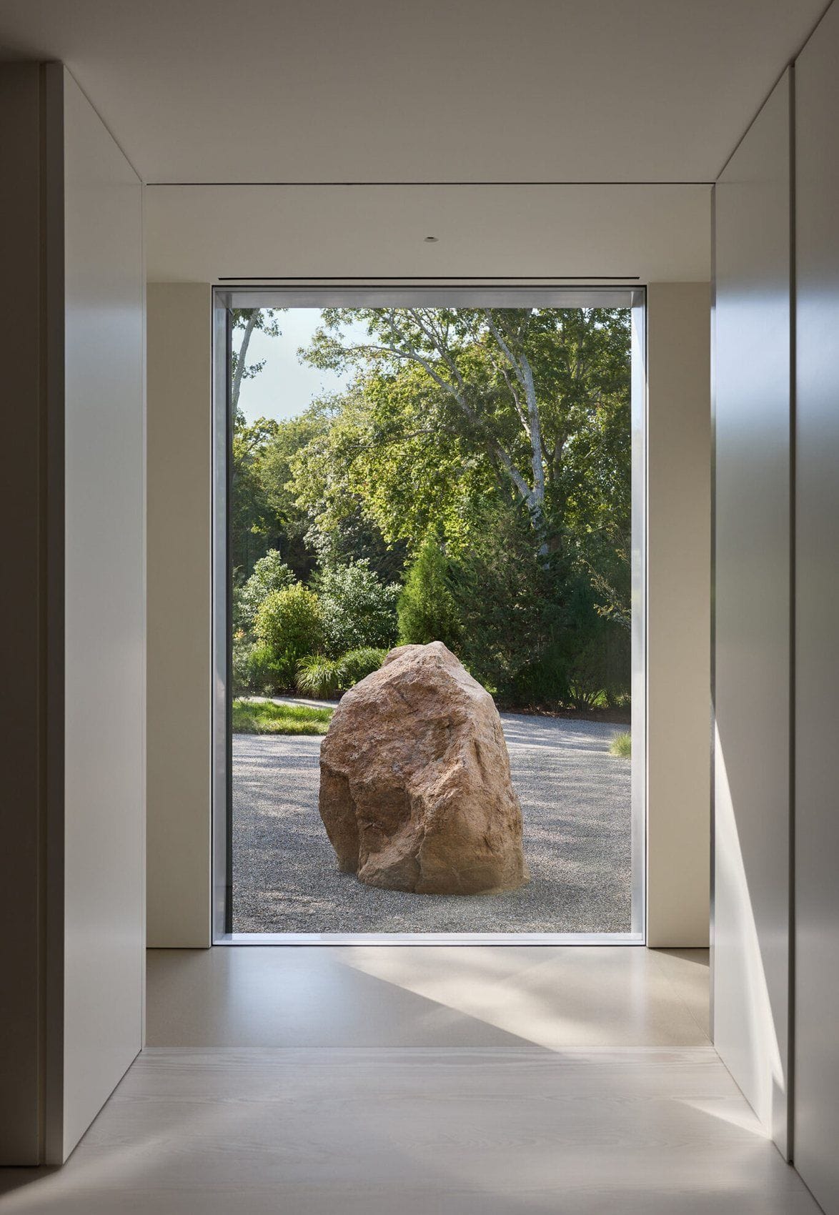 house-on-sag-harbor-18-hallway-sculpture-view-1174x1700.jpg | Image