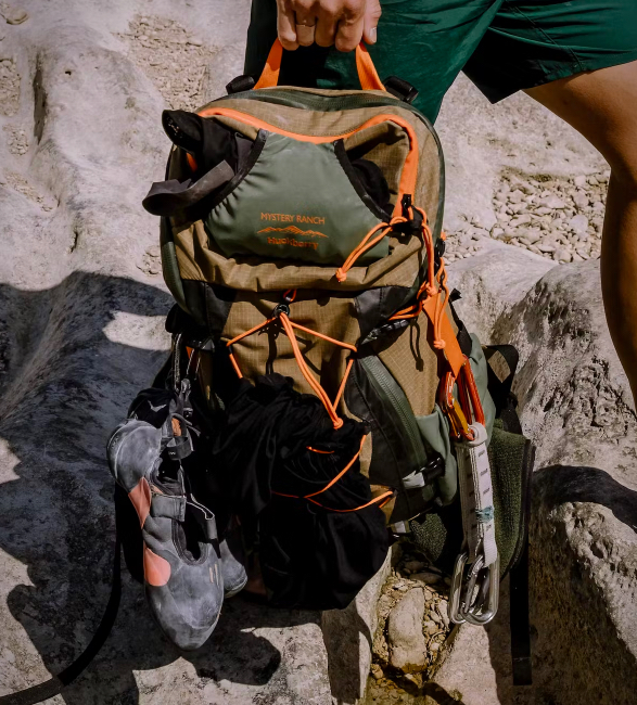 huckberry-mystery-ranch-greenbelt-hybrid-backpack-6.jpeg