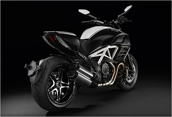 img_ducati_diavel_amg_3.jpg | Image