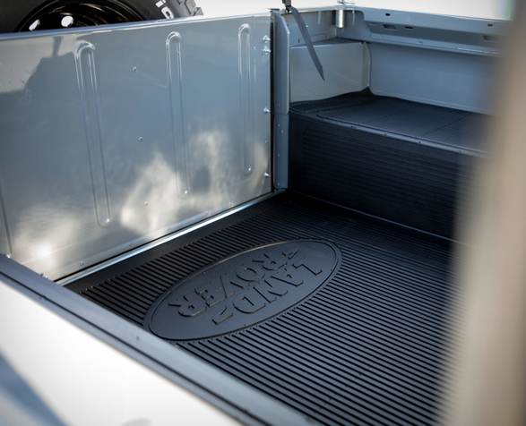 land-rover-d90-grey-10.jpg