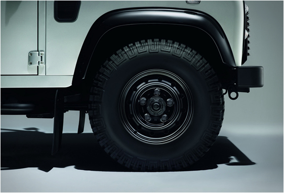 land-rover-defender-black-silver-pack-4.jpg | Image