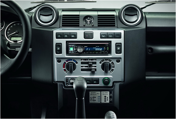 land-rover-defender-black-silver-pack-6.jpg