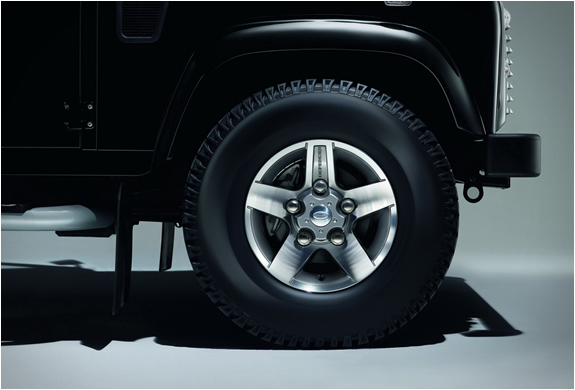 land-rover-defender-black-silver-pack-9.jpg