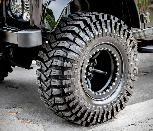 land-rover-defender-svx-spectre-6.jpg