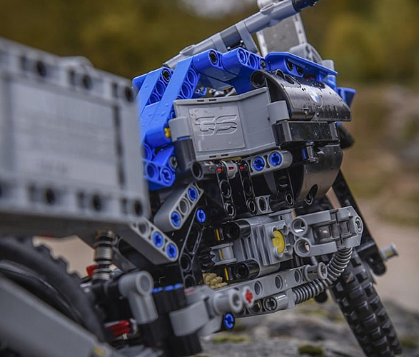 lego-bmw-gs-adventure-6.jpg