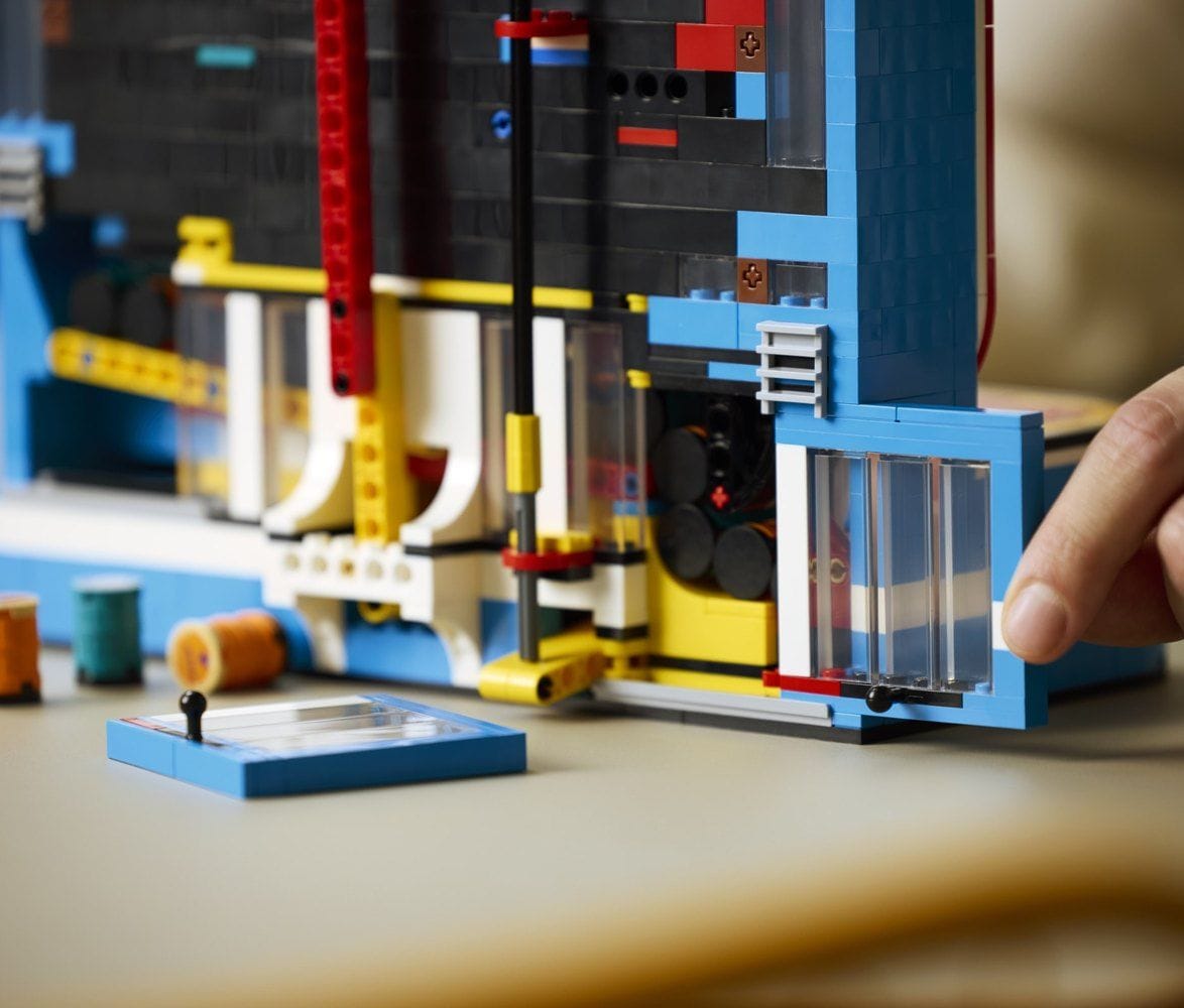 lego-donkey-kong-arcade-72051-04-rear-mechanism-detail-1174x1000.jpg | Image