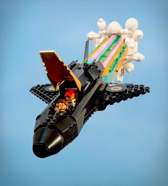 lego-pharrell-williams-over-the-moon-spaceship-set-7.jpg