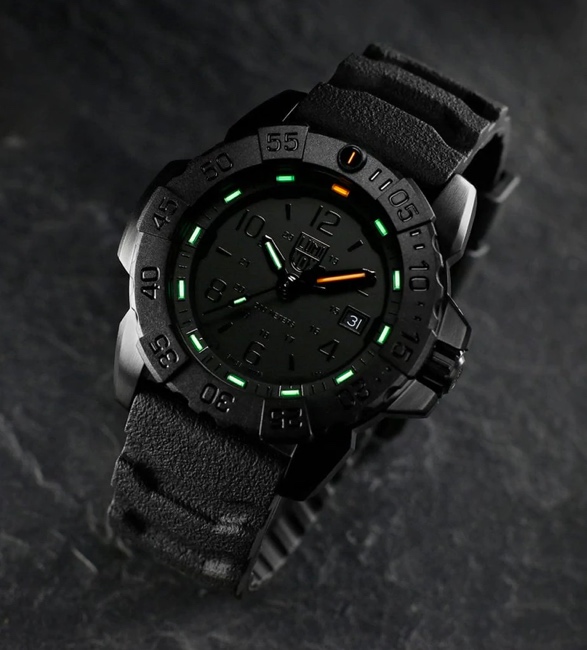 luminox-navy-seal-blackout-dive-watch-6.jpg