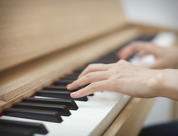 roland-kiyola-piano-4b.jpg