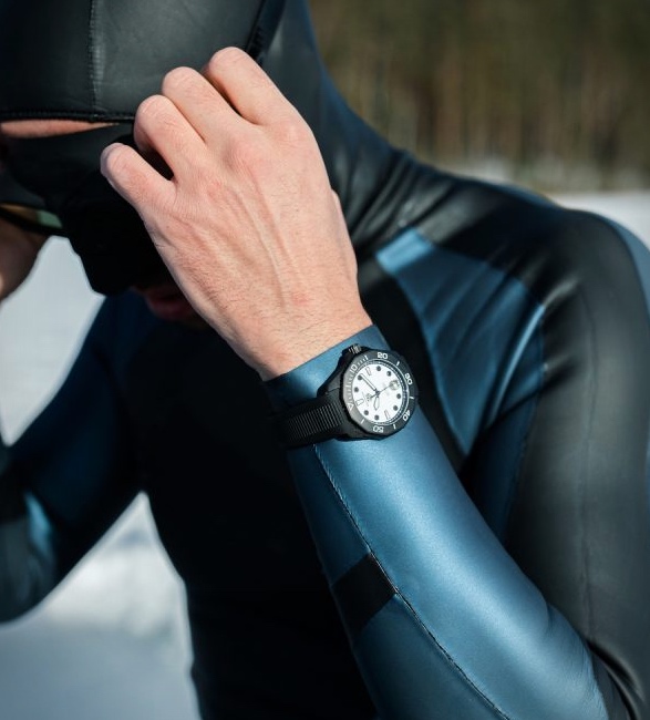 tag-heuer-aquaracer-night-diver-5a.jpg