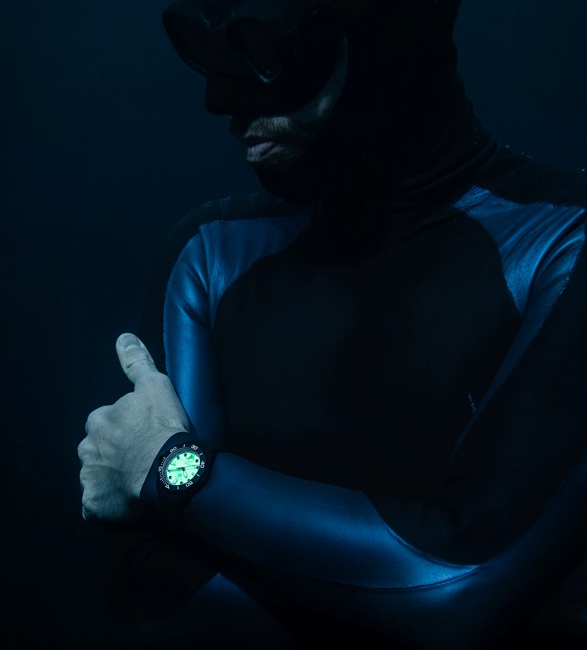tag-heuer-aquaracer-night-diver-6.jpg