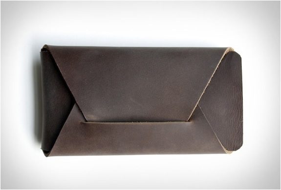 the-folded-iphone-carry-5.jpg | Image