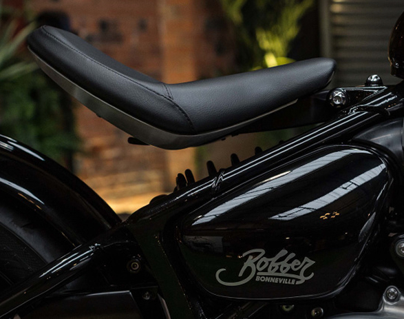 triumph-bonneville-bobber-10.jpg