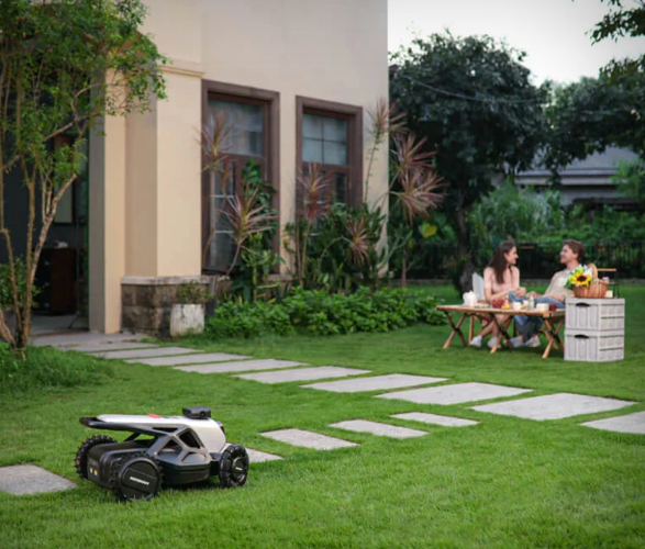 tron-ai-vision-robotic-mower-5.jpeg